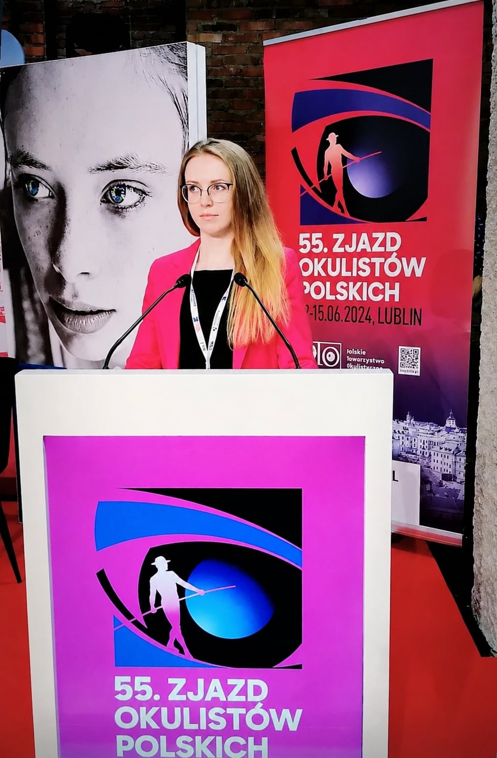 Dr Karolina Korycińska, lekarz specjalista okulistyki, w gabinecie okulistycznym